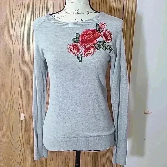 Sweaters - Gray floral embroidered rose patch crewneck sweater